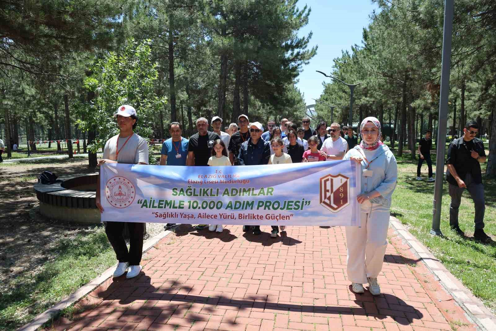elazig-da-cocuklar-ve-gencler-aileleriyle-birlikte-yurudu
