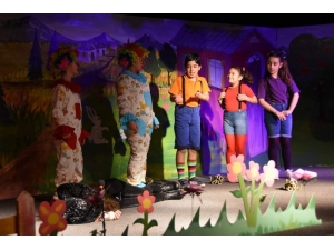 "Üç İyi Arkadaş" Minik Seyircileriyle Buluşuyor