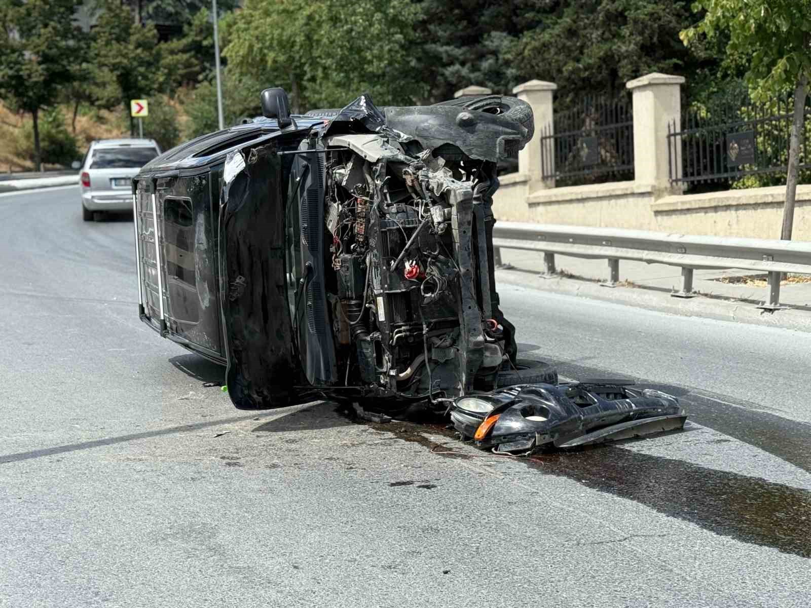 beyoglu-nda-luks-cip-aydinlatma-diregine-carpip-yan-yatti-surucu-yaralandi