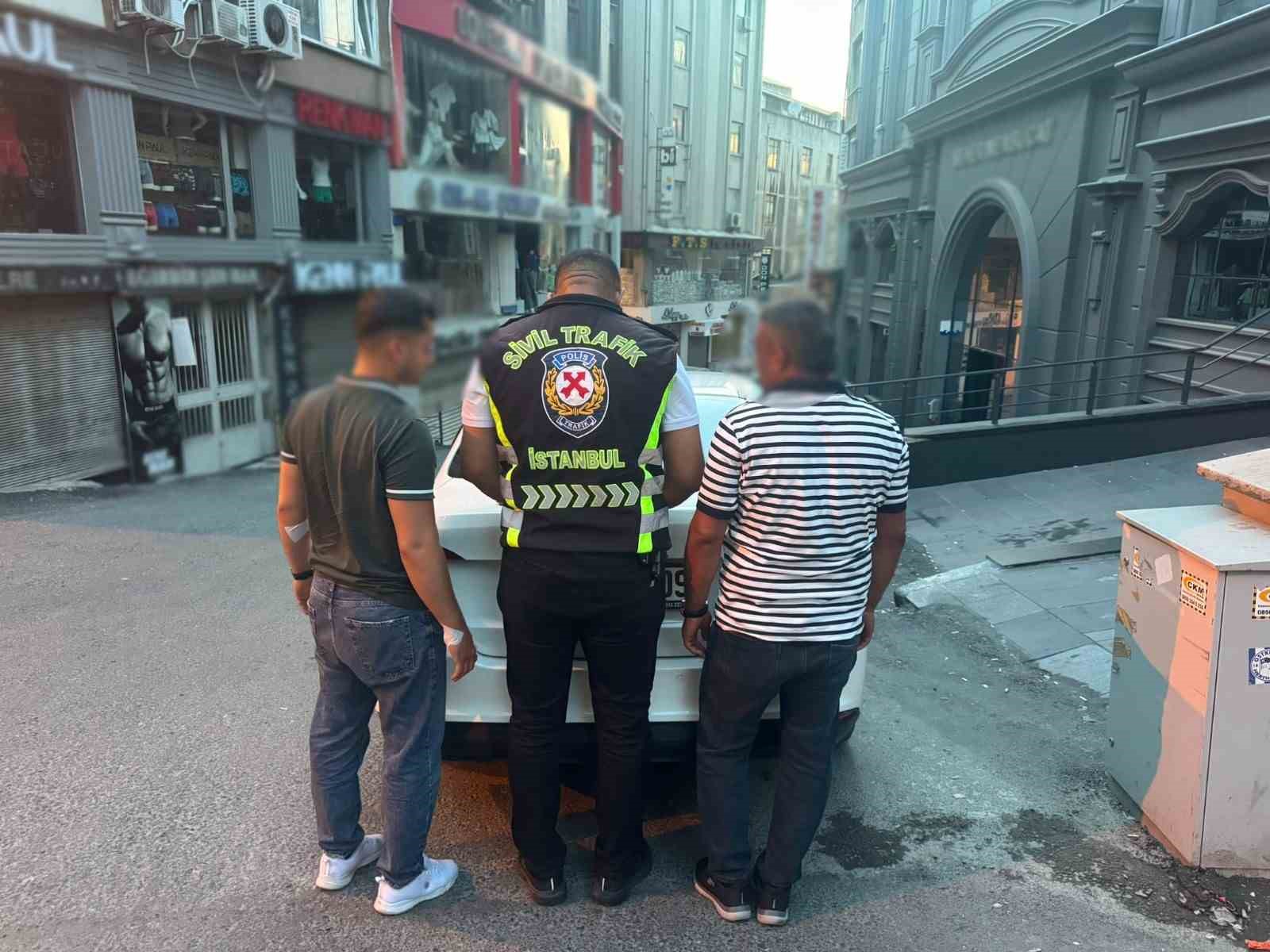 fatih-te-taksi-soforunun-aracini-tekmeleyen-surucu-tutuklandi