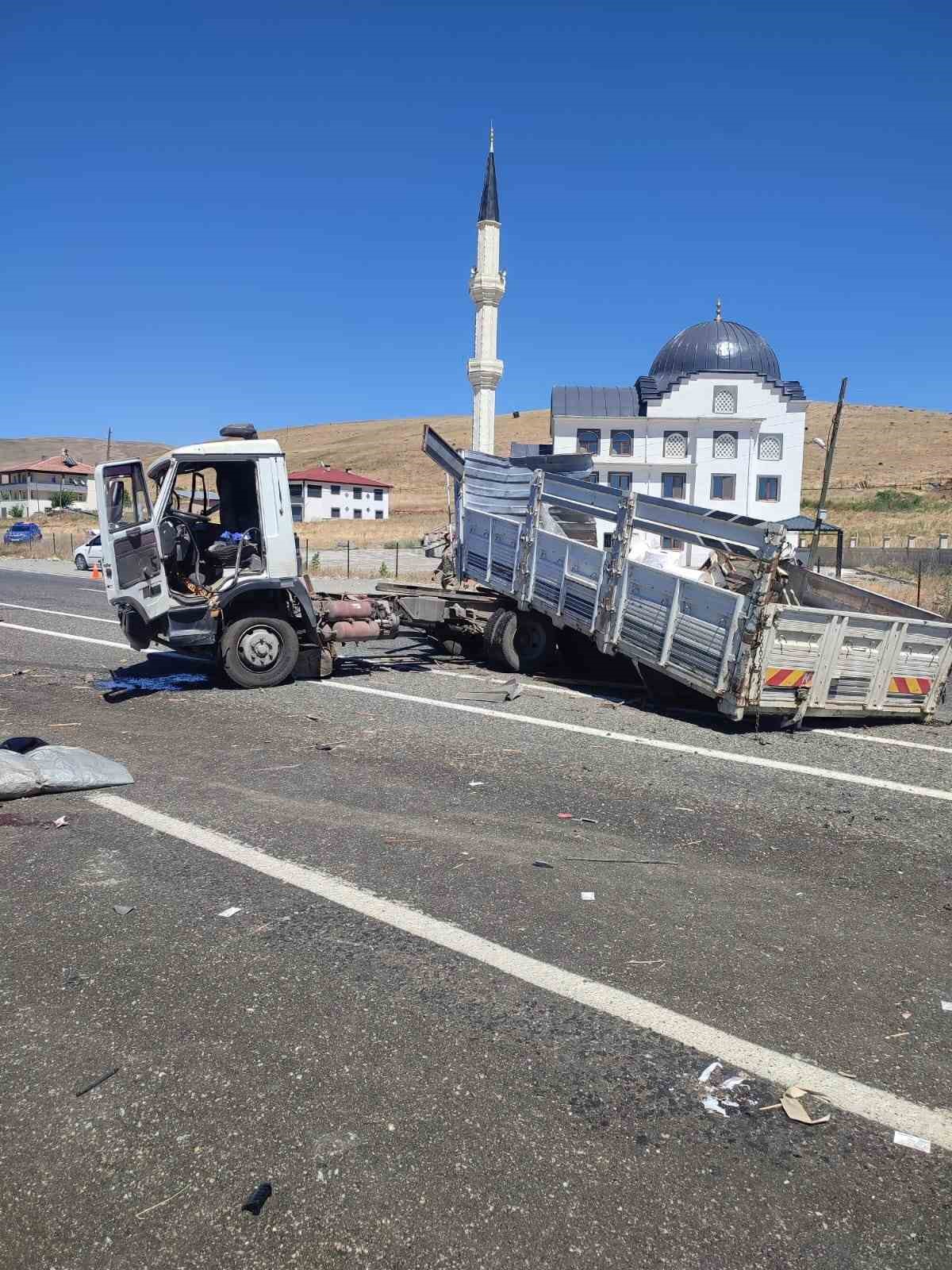 elazig-da-kamyonlar-carpisti-1-yarali