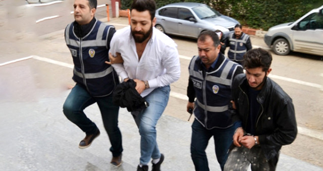 Adana'da Canlı Yayında Satış Yapan Torbacılara Polis Baskını