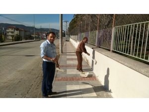 Okul Müdürü Okulun Bahçe Duvarını Boyadı