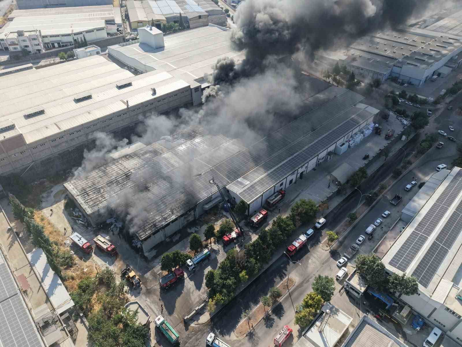 gaziantep-te-tekstil-fabrikasindaki-yangin-dron-ile-goruntulendi