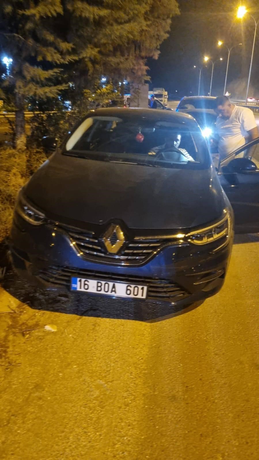 park-halindeki-araca-carpan-otomobildeki-2-kisi-yaralandi