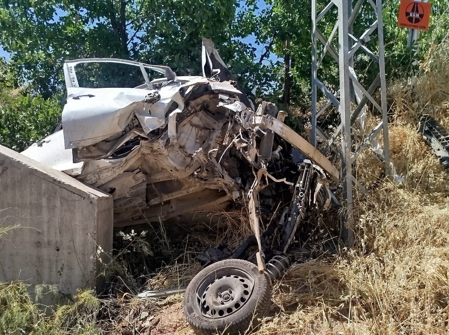 malatya-da-otomobil-menfeze-carpti-1-agir-yarali