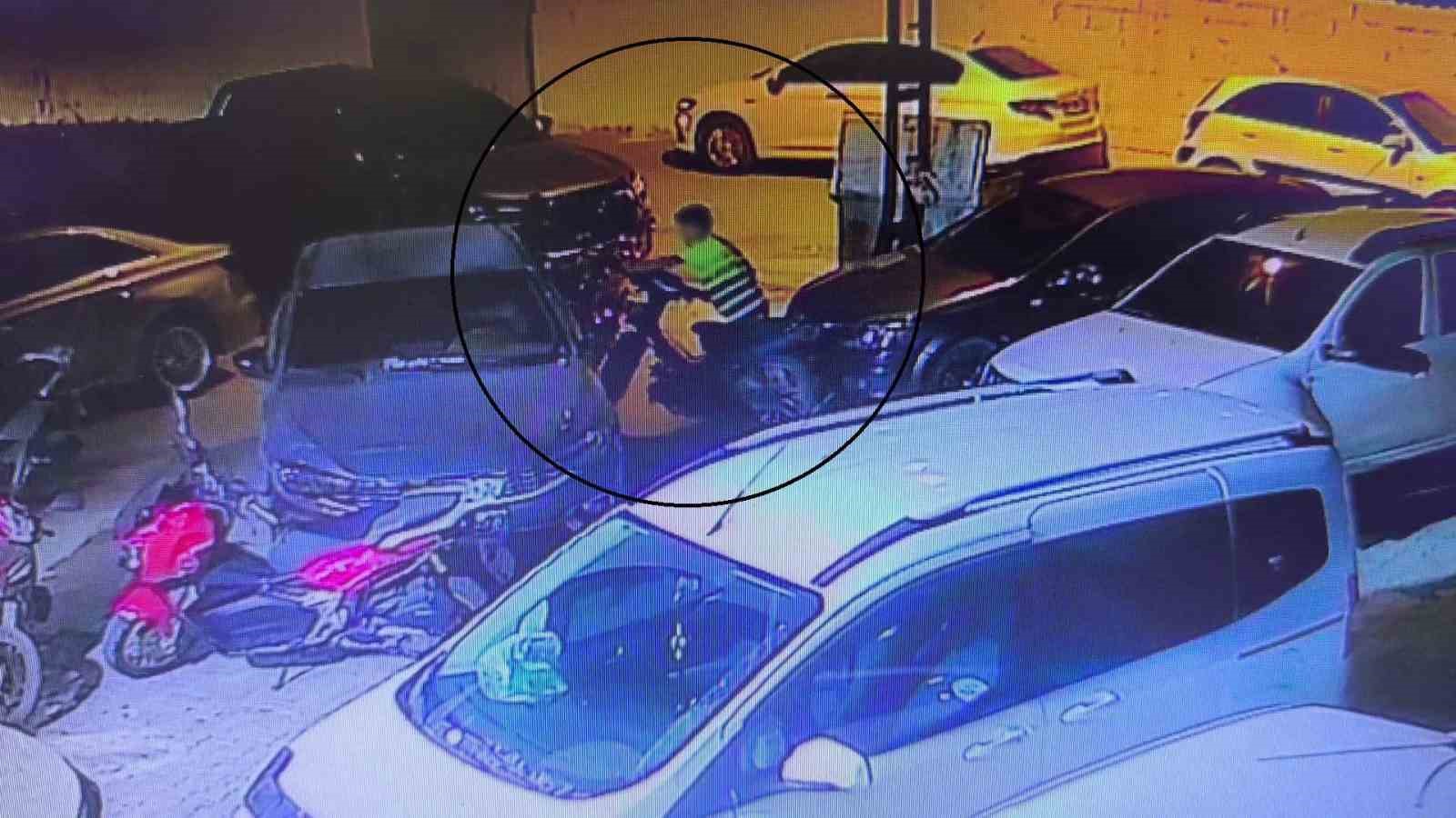 otomobilin-arkasinda-pusuya-yatan-cocuk-hirsiz-ile-gozcusu-depremde-ailesini-ve-kolunu-kaybeden-gencin-motosikletini-caldi
