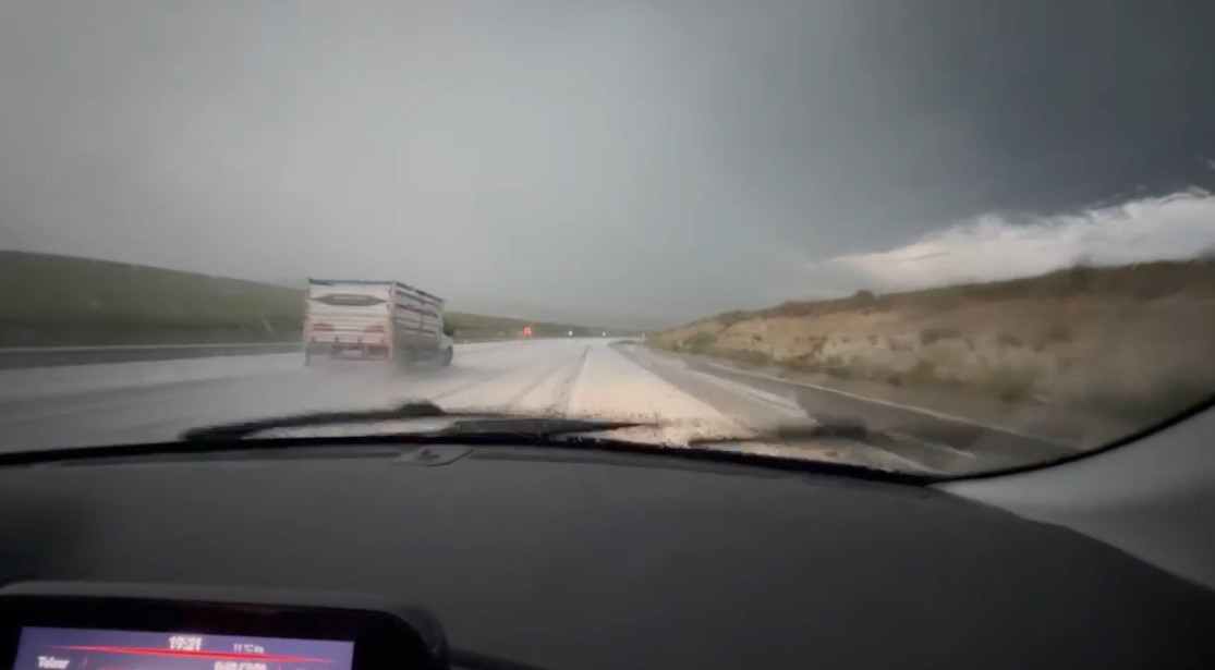 meteoroloji-uyarmisti-kars-ta-dolu-yagisi-yollari-beyaza-burudu