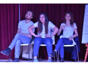 Alternatif Sahne Oktav İle Kahkahaya Boğuldu