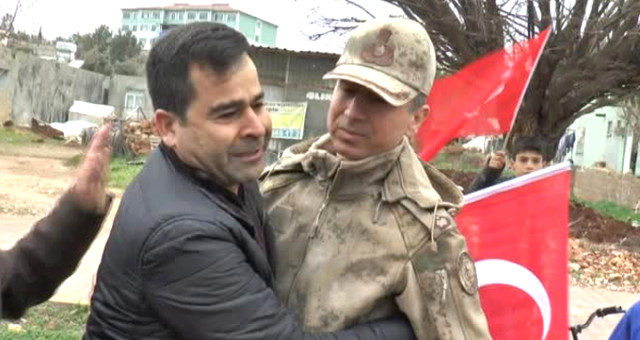 Afrin'e Destek Konvoyunda Duygulu Anlar! Komutanla Vatandaş Beraber Ağladı