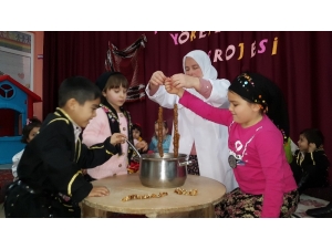 Minik Öğrenciler Yöresel Ürünleri Yapmayı Öğreniyor