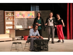 "Tersine Dünya" Oyununa Büyük İlgi