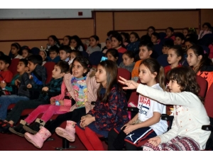 Aliağalı Minikler ‘Üç İyi Arkadaş’ İle Eğlendi