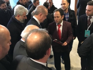 Cumhurbaşkanı Erdoğan’a Kendisi İçin Yazdığı Şiir Kitabını Hediye Etti