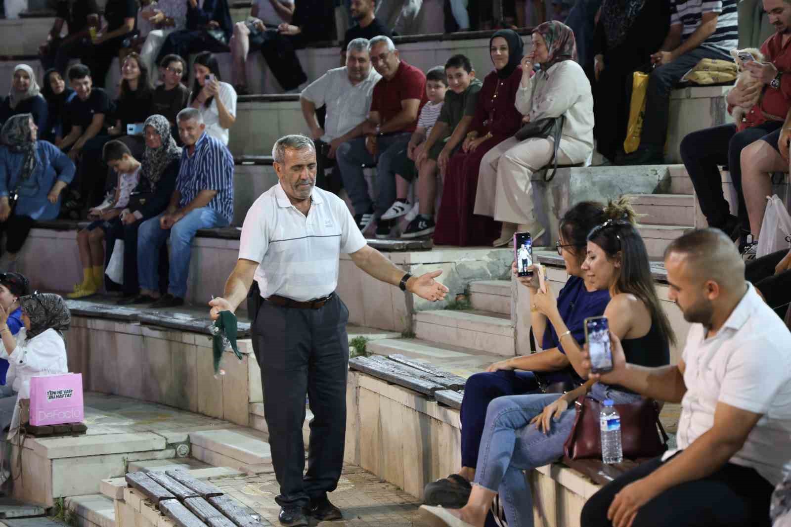 insaatci-ustasinin-halayi-birakma-vasiyetini-54-yildir-oynayarak-yasatiyor
