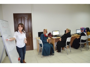 Ev Hanımları Bilgisayar Öğreniyor