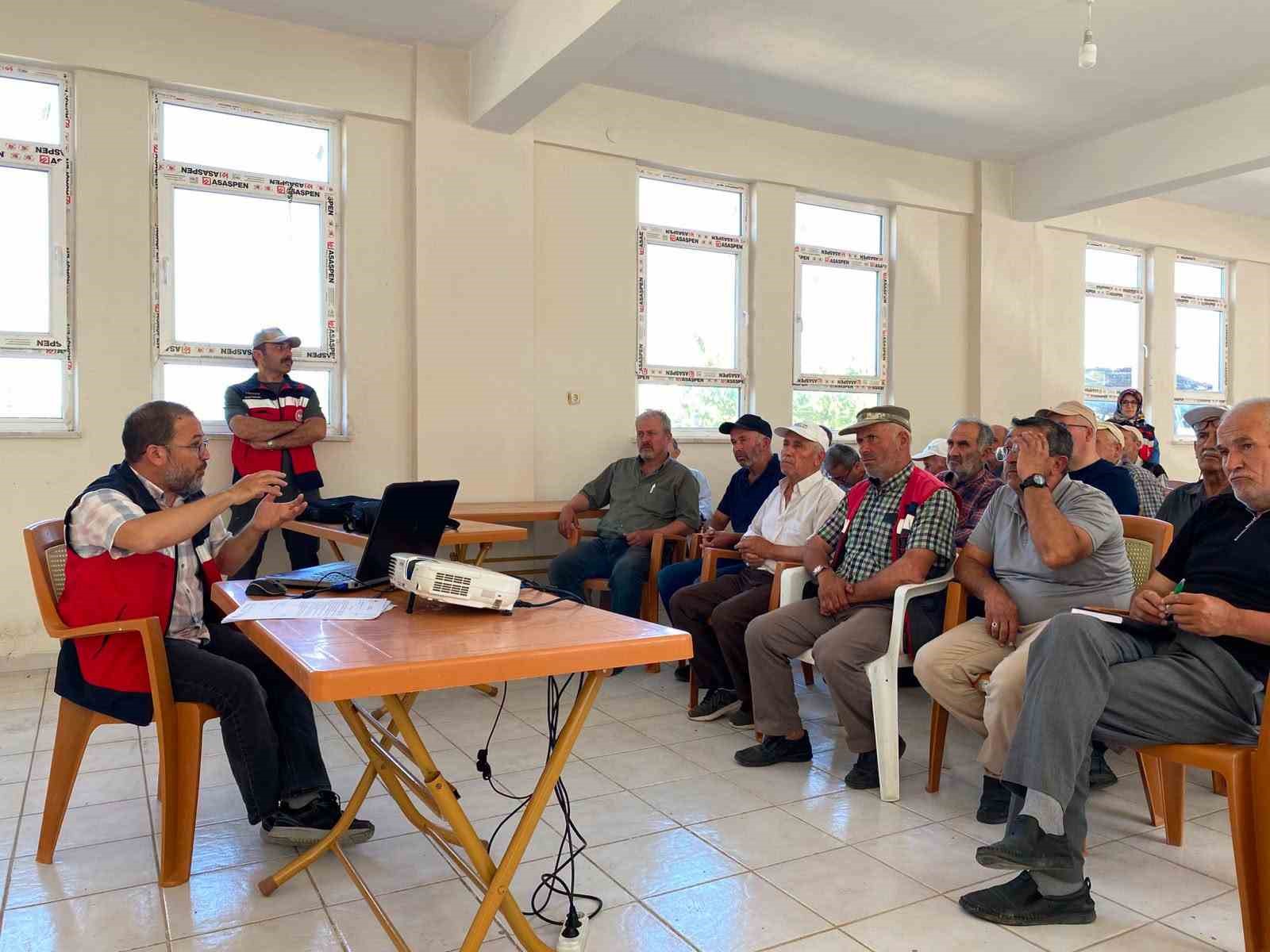 tavsanli-da-ureticilere-bitki-koruma-urunleri-uygulama-belgesi-egitimi