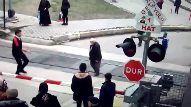Karabük'te Yaşlı Adam Treni Fark Etmedi, Ölümün Kıyısından Son Anda Döndü