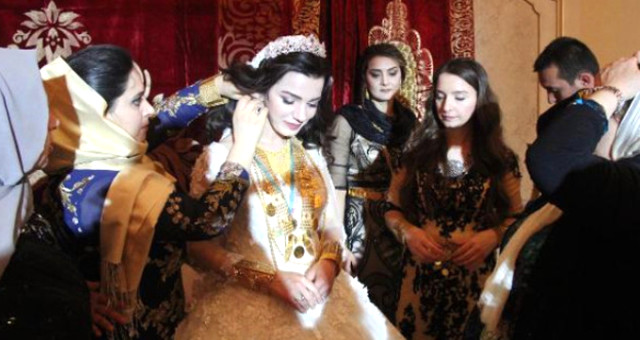 Şanlıurfa'daki Aşiret Düğününde Altın Takılar Yüzünden Gelin Ayakta Durmakta Zorluk Çekti