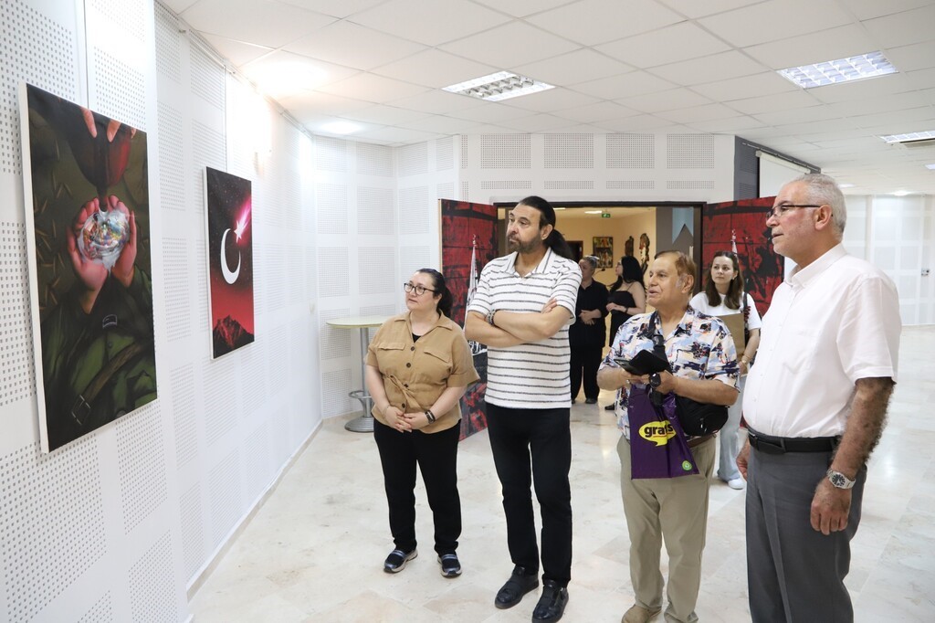 dpu-de-zaferin-adi-turkiye-poster-sergisi-sanatseverlerle-bulustu