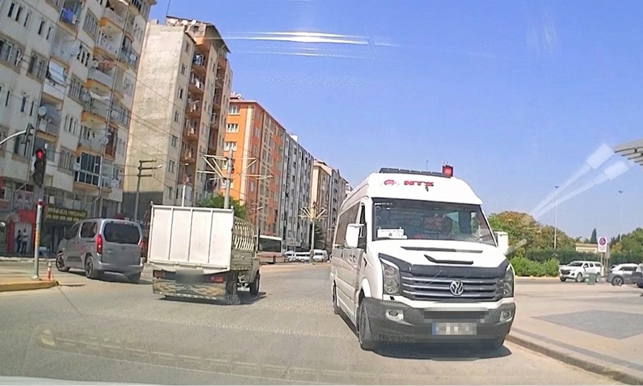isci-servisi-ters-yone-girerek-trafik-tehlikeye-dusurdu