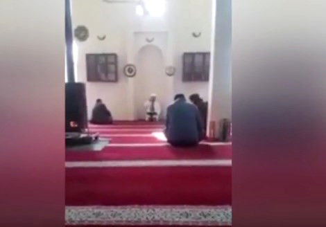 Vaaz Sırasında 'allah' Diyerek Aşka Gelen Yaşlı Amca, İmamı Korkuttu