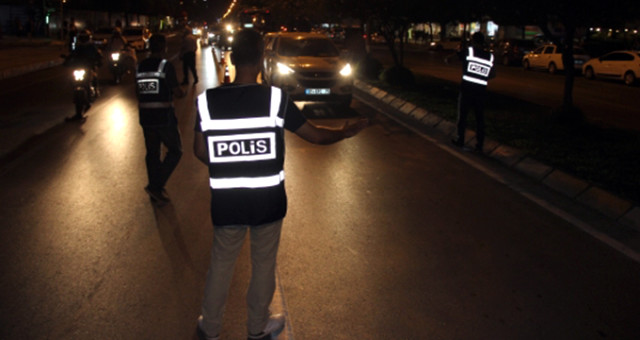 Adapazarı'nda Yol Kapatıp Araçlarda Uygulama Yapan Sahte Polisler Yakayı Ele Verdi