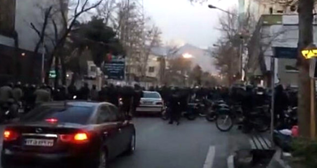 İran'da Tarikat Mensuplarıyla Polis Arasında Çatışma Çıktı: 3 Polis Öldü!