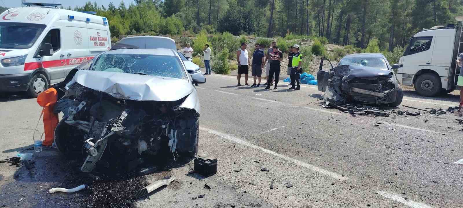 antalya-da-otomobiller-carpisti-1-olu-3-yarali