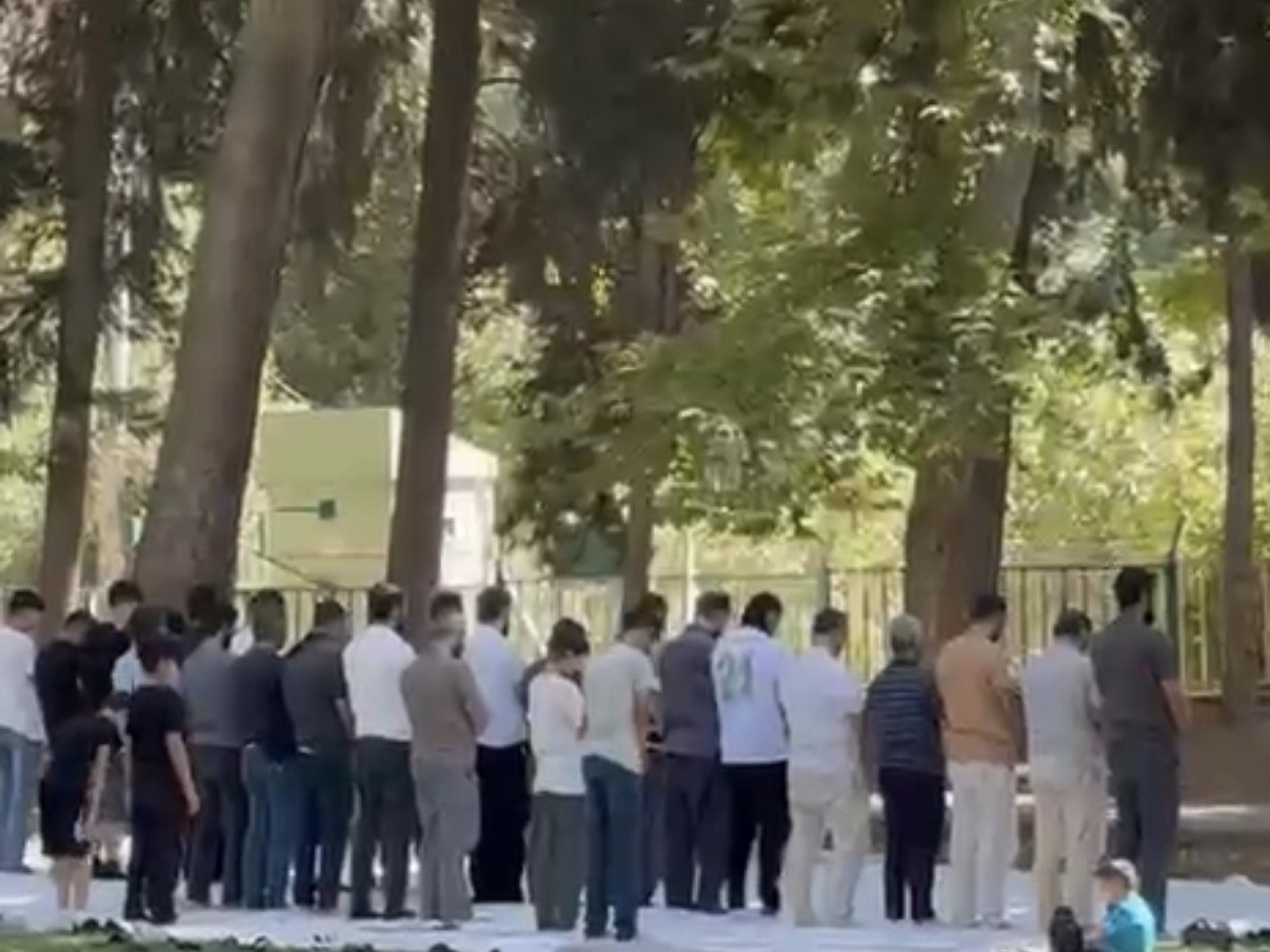 nusaybin-de-piknik-yapan-vatandaslar-namaz-icin-birlikte-saf-tuttu