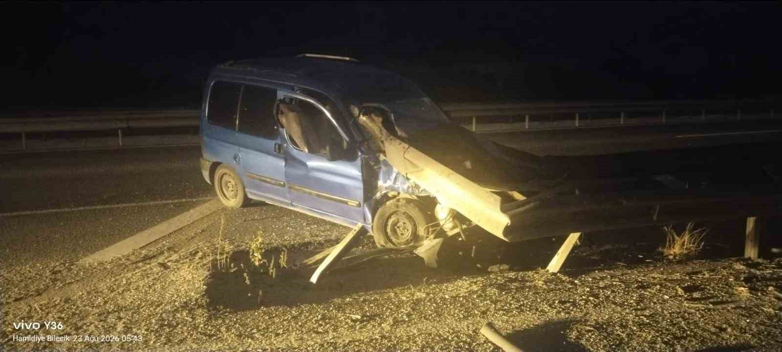 bilecik-te-otomobil-bariyerlere-carpti-1-yarali