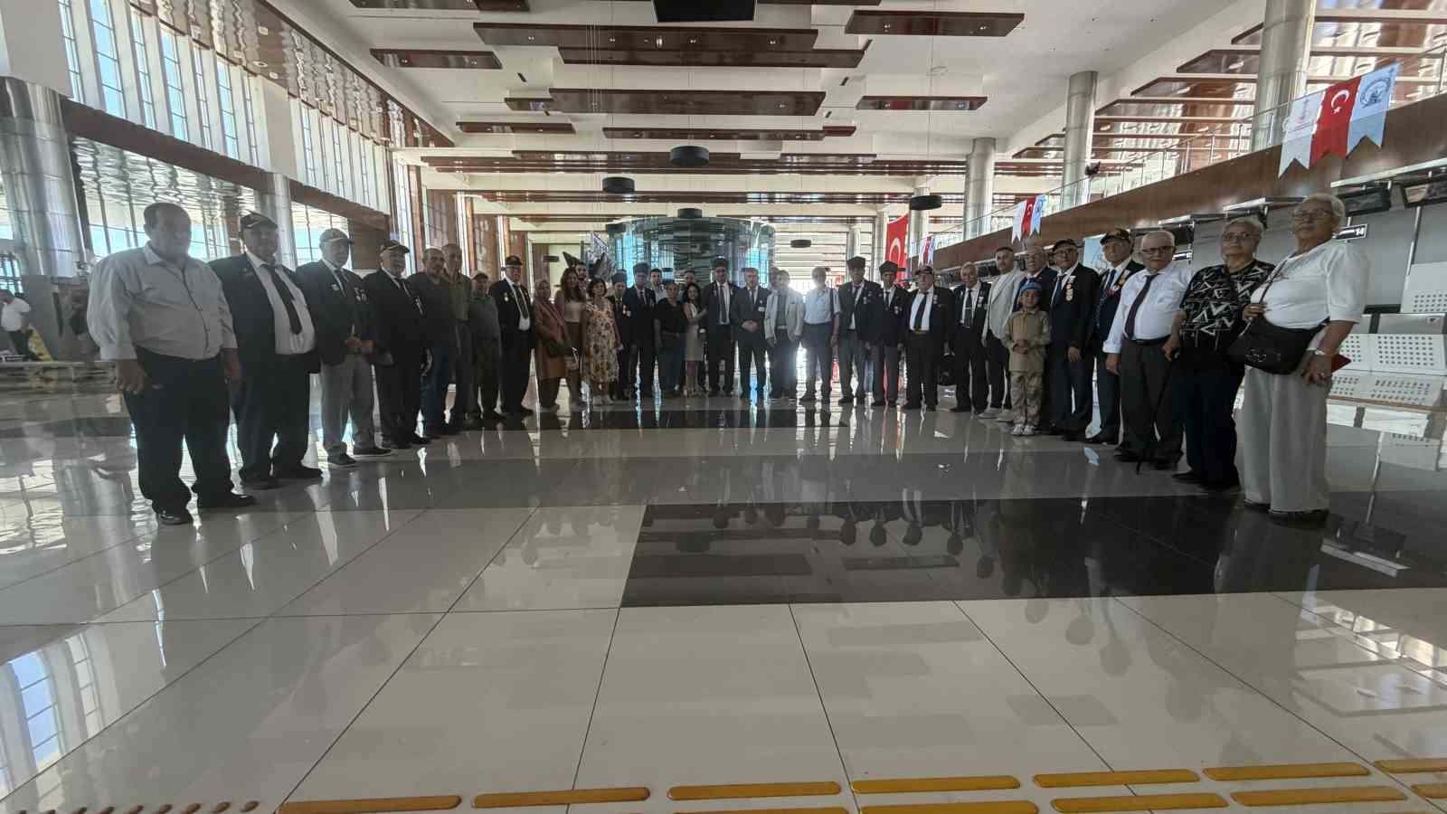 kocaseyit-havalimani-nda-gazi-ve-yakinlari-onuruna-program-duzenlendi