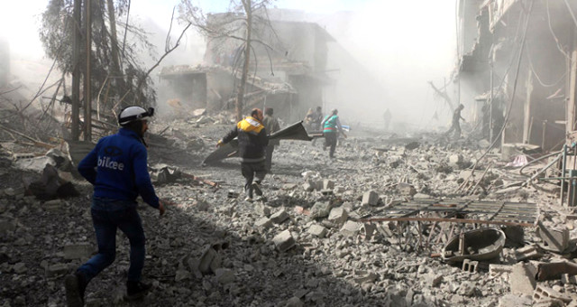 Suriyeli Kameramanın Dramı! Haber İçin Gittiği Enkazda Yakınlarını Buldu