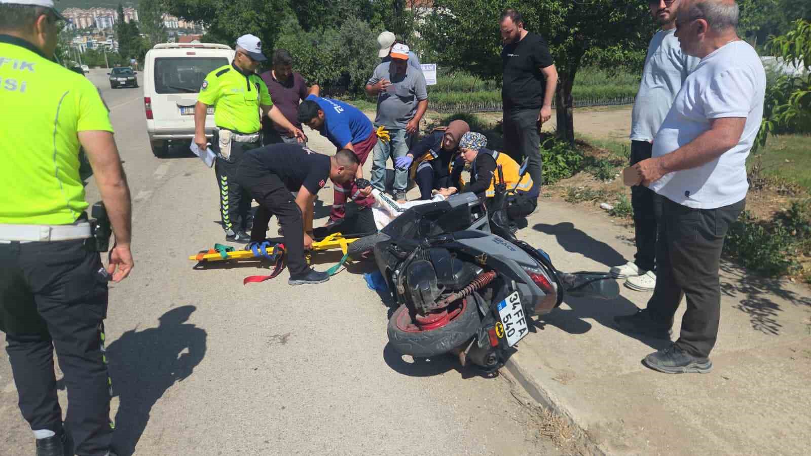 yol-kenarinda-duran-motosiklete-arac-carpti-1-yarali