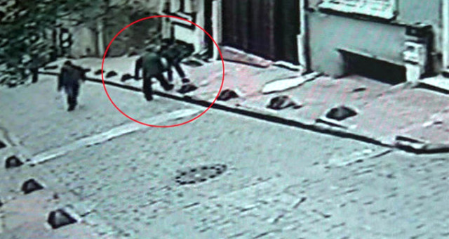 Beyoğlu'ndaki Faslı Kadına Bıçaklı Saldırının Kamera Görüntüleri Ortaya Çıktı