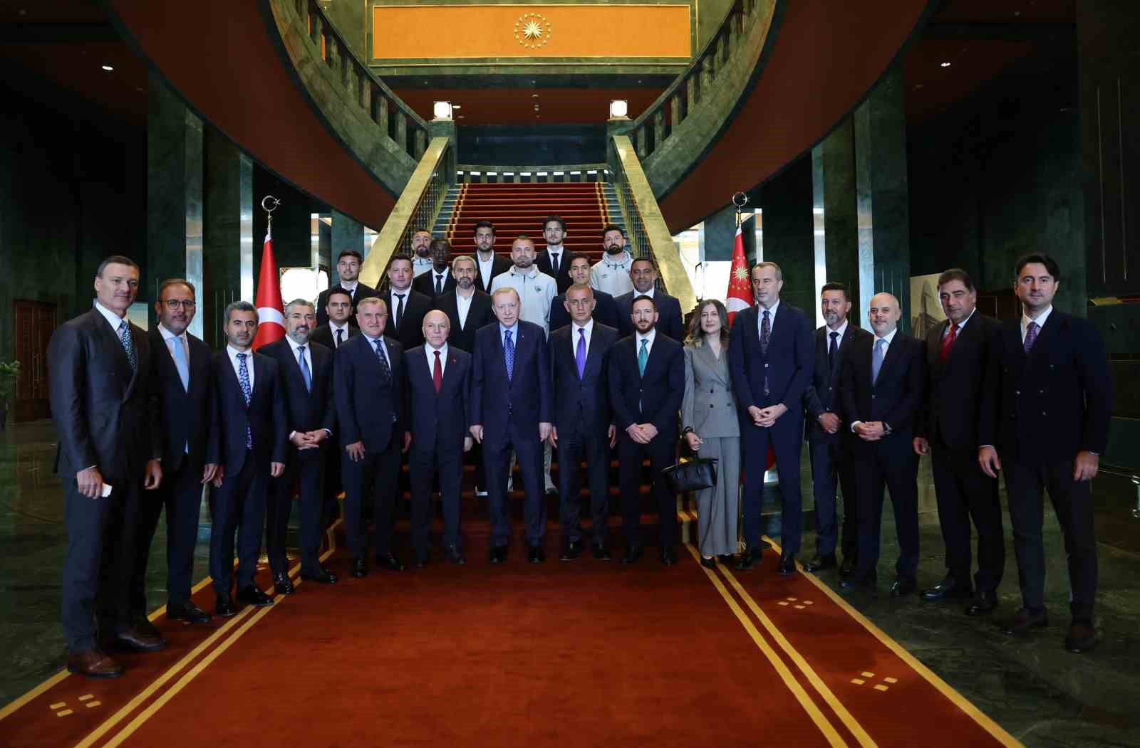 cumhurbaskani-erdogan-trendyol-super-lig-e-cikan-takimlari-kabul-etti