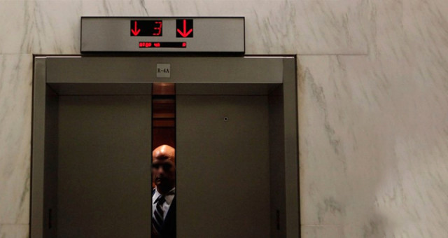 Meclis Asansöründe Kadını Öpmeye Çalışan Adamın Cezası Belli Oldu