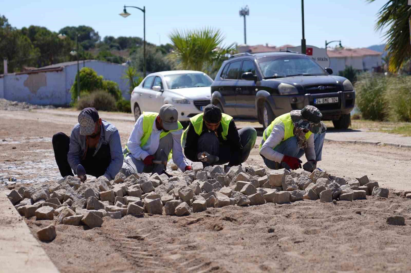 ayvalik-ta-yol-ve-kaldirim-calismalari-suruyor