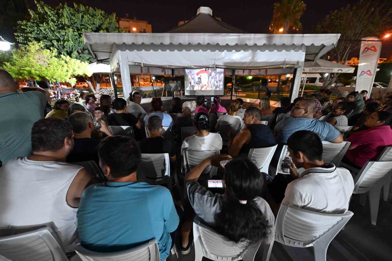 mersin-de-ozel-bireyler-acik-havada-sinema-keyfi-yasadi