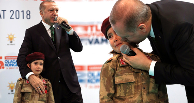 Kongrede Duygulandıran Kare! Bordo Bereli Küçük Kızı Gören Erdoğan, Hemen Yanına Çağırdı