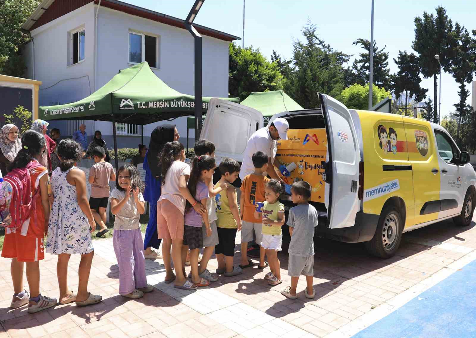mersin-de-yaz-sicaklarinda-163-bin-bardak-limonata-dagitildi