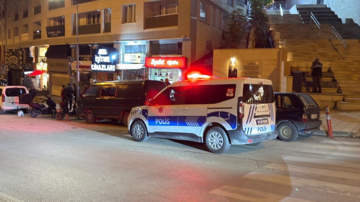 bilecik-te-kiz-arkadasina-sarilan-sahsi-bicaklayan-kisi-olay-yerinden-kacti