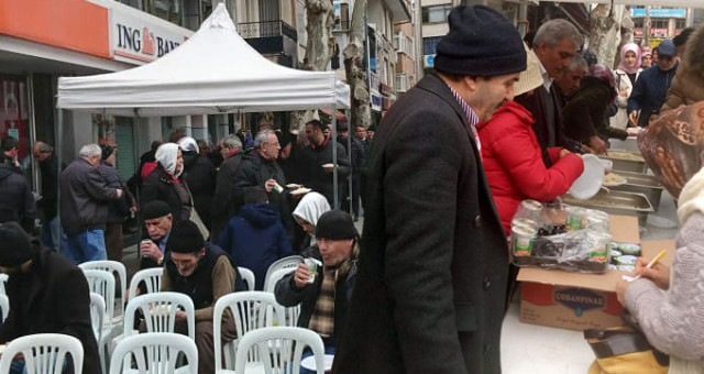 İstanbul'da Yağmur Altında Okutulan Mevlitte Mehmetçiğe Dua Edildi