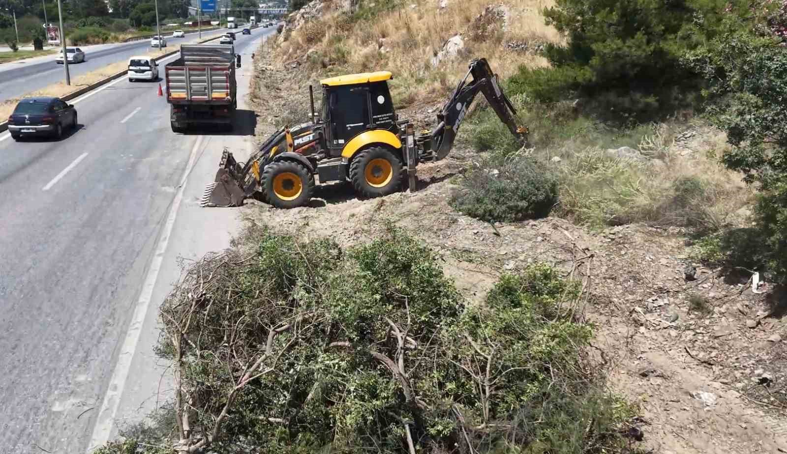 aydin-orman-isletme-den-yanginlara-karsi-yol-kenari-temizligi