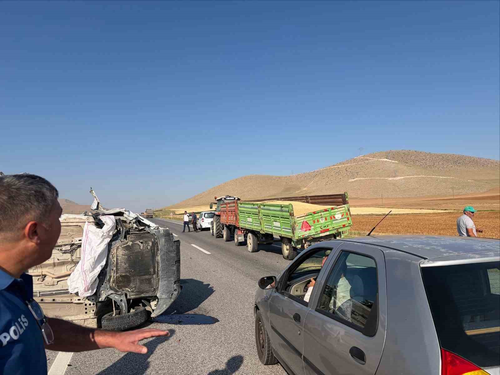 karaman-da-traktorun-romorkuna-carpan-otomobil-devrildi-1-yarali