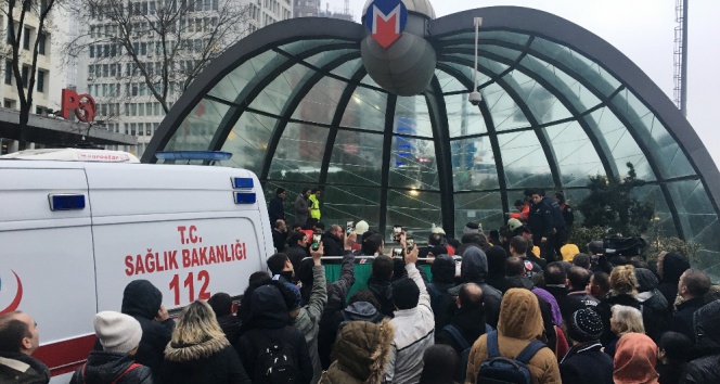 İtü-Ayazağa Metrosunun Yürüyen Merdiveni Çöktü