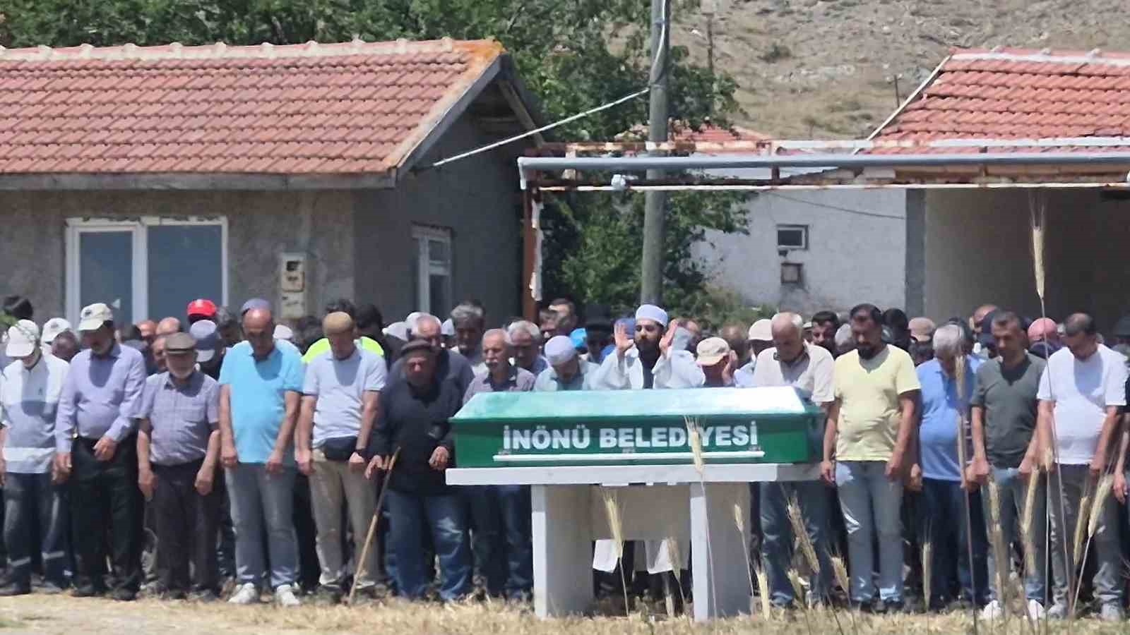 cay-bahcesinde-5-kisiyi-bicaklayan-ve-cezaevinde-hayatini-kaybeden-sahsin-cenazesi-defnedildi