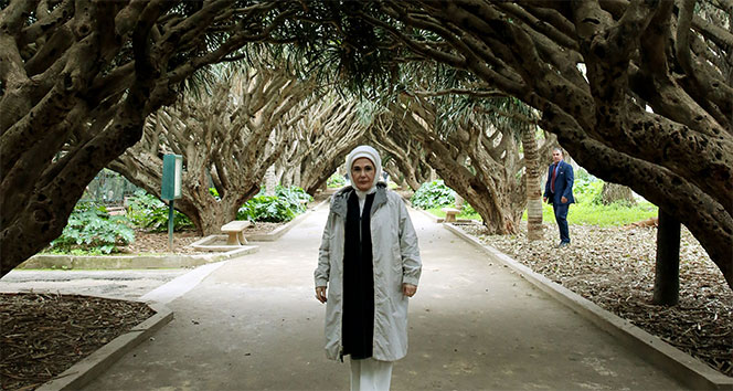 Emine Erdoğan, Cezayir'de Jardin D'essai Botanik Bahçesini Gezdi