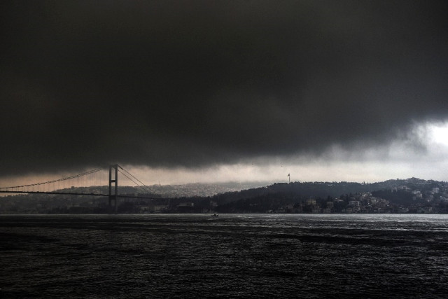 Kar Bekleyen İstanbul'dan Ürkütücü Manzara! Gökyüzünü Kara Bulutlar Kapladı