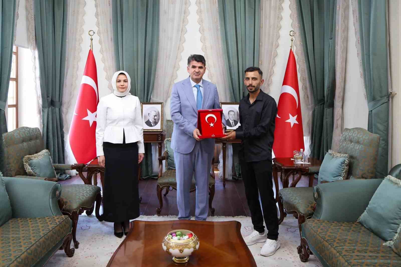 turk-bayragini-duzeltmek-icin-direge-tirmanan-gence-vali-kalayli-dan-tesekkur
